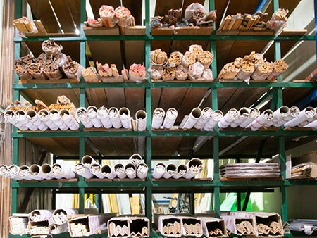 Stock de molduras y tapajuntas de madera en el almacén de Puertas Jesús Martínez en Alcantarilla, Murcia