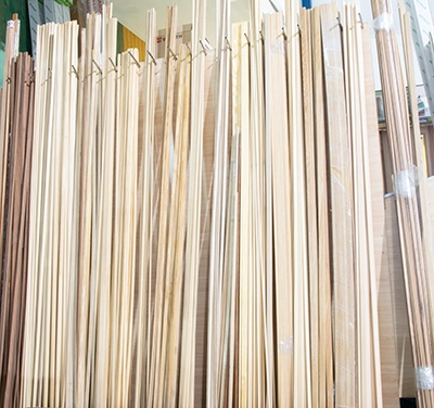 Listones y tapajuntas de madera en stock en el almacén de Puertas Jesús Martínez, Alcantarilla