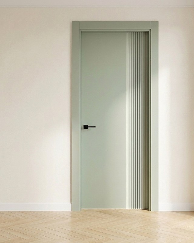 Puerta lacada en verde salvia, lisa con franja de estrías verticales y manilla negra, estancia clara con parqué en espiga. Imagen ilustrativa.