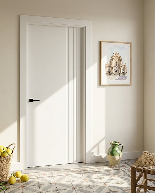 Puerta lacada blanca lisa con fresado de estrías verticales y manilla negra, en recibidor con suelo hidráulico. Imagen ilustrativa.