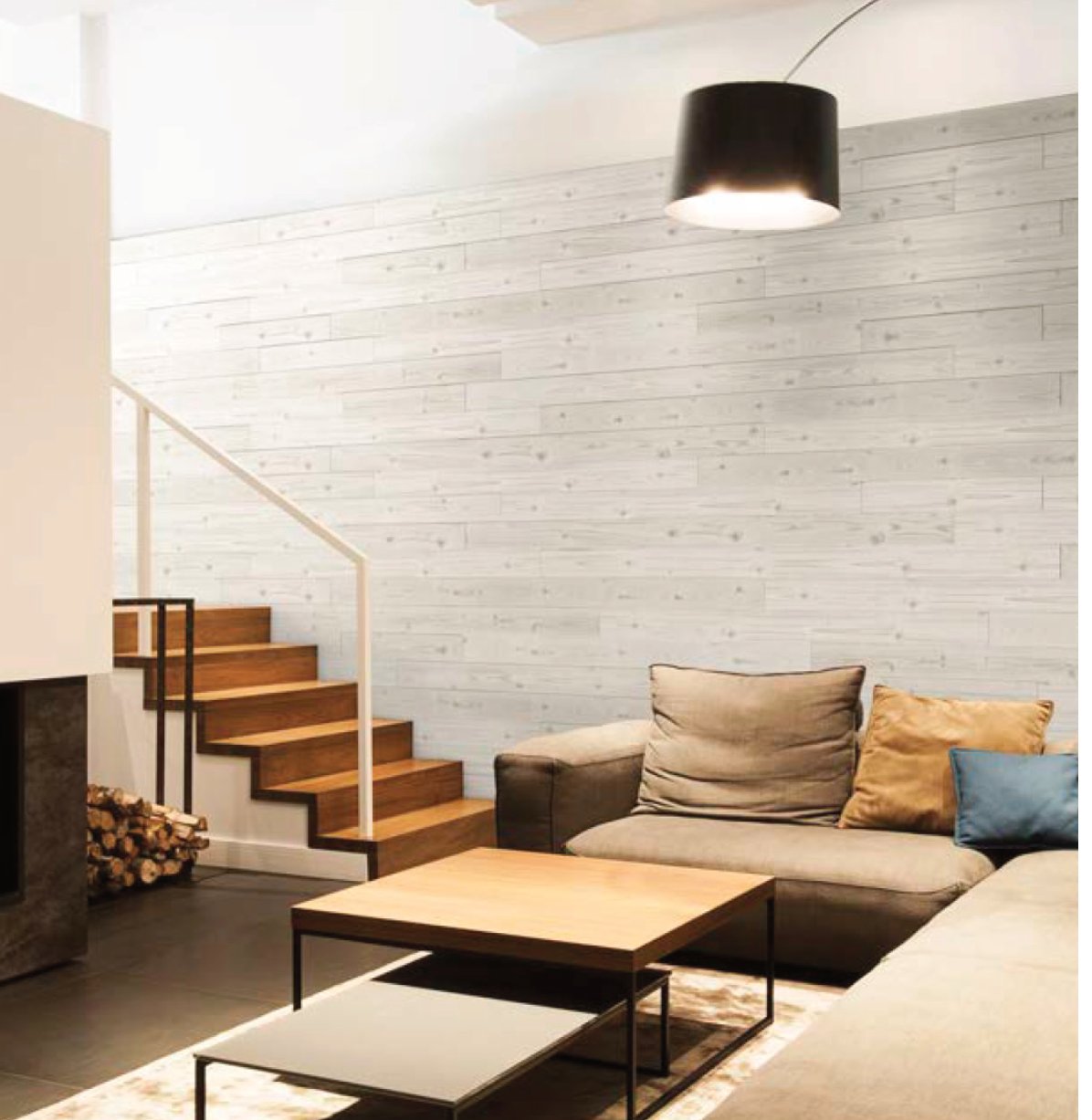 Salón con escalera y pared revestida en frisos de abeto natural color claro
