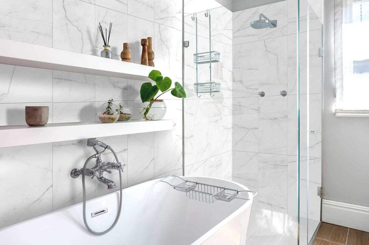 Paneles decorativos efecto mármol White Storm en cuarto de baño