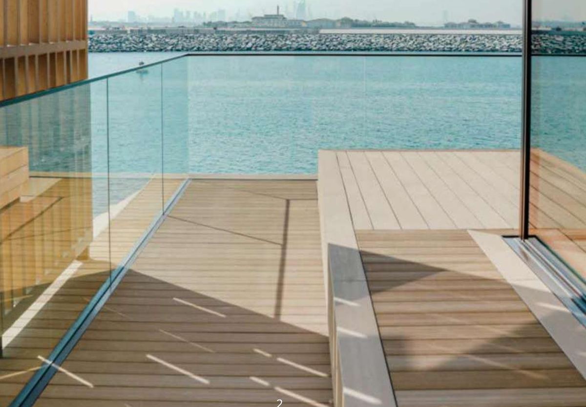 Terraza con tarima Floorexperts Nexus color Savanna junto al mar