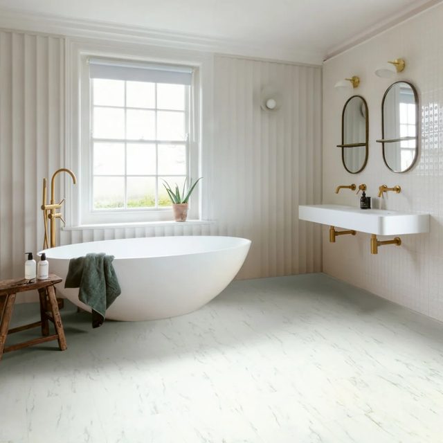 Baño con baldosa vinílica Quick-Step Oro