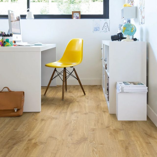 Salón luminoso con laminado Quick-Step Creo