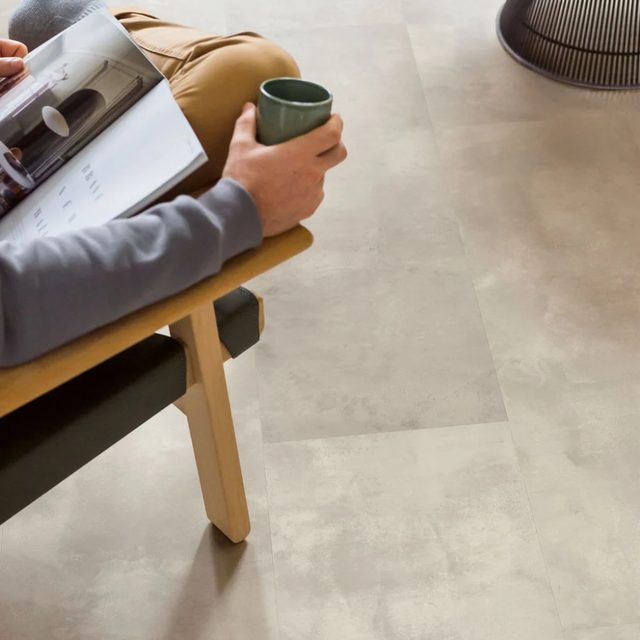 Salón con baldosa laminada aspecto hormigón Quick-Step Muse