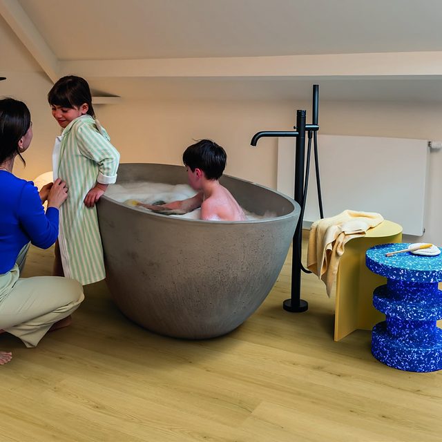 Niños en la bañera sobre suelo Alpha Vinyl hermético