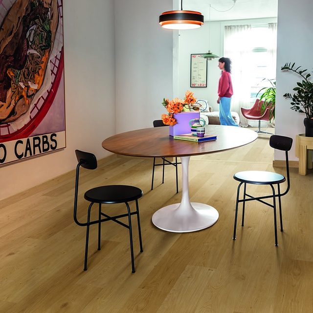 Comedor con suelo vinílico Quick-Step Blos en roble