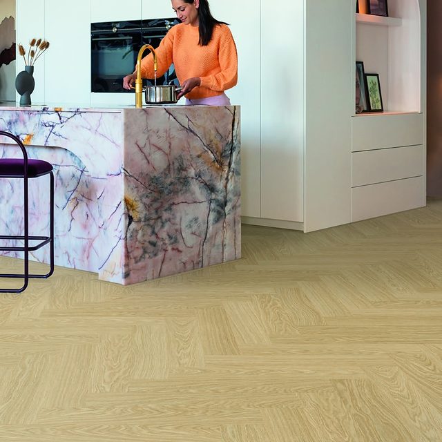 Cocina con suelo vinílico Quick-Step Ciro en espiga
