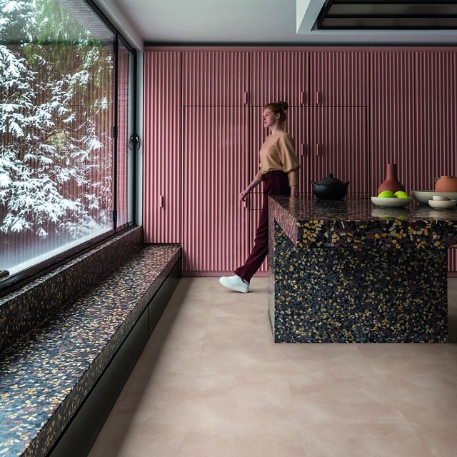 Cocina con baldosa vinílica Quick-Step Illume aspecto hormigón