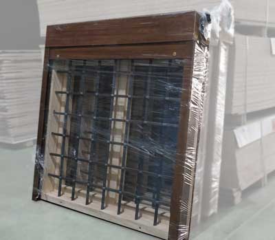 Ventana de madera en fachada exterior de casa de campo en Murcia, marcado CE, pino e iroko