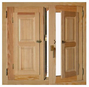 Ventana de madera maciza a medida en vivienda de Murcia, fabricación propia en pino e iroko