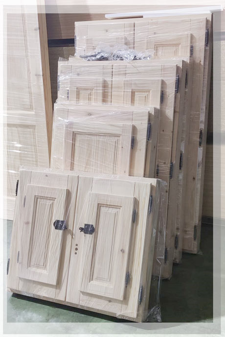 Ventana de madera de iroko exterior Murcia, alta densidad, resistente intemperie